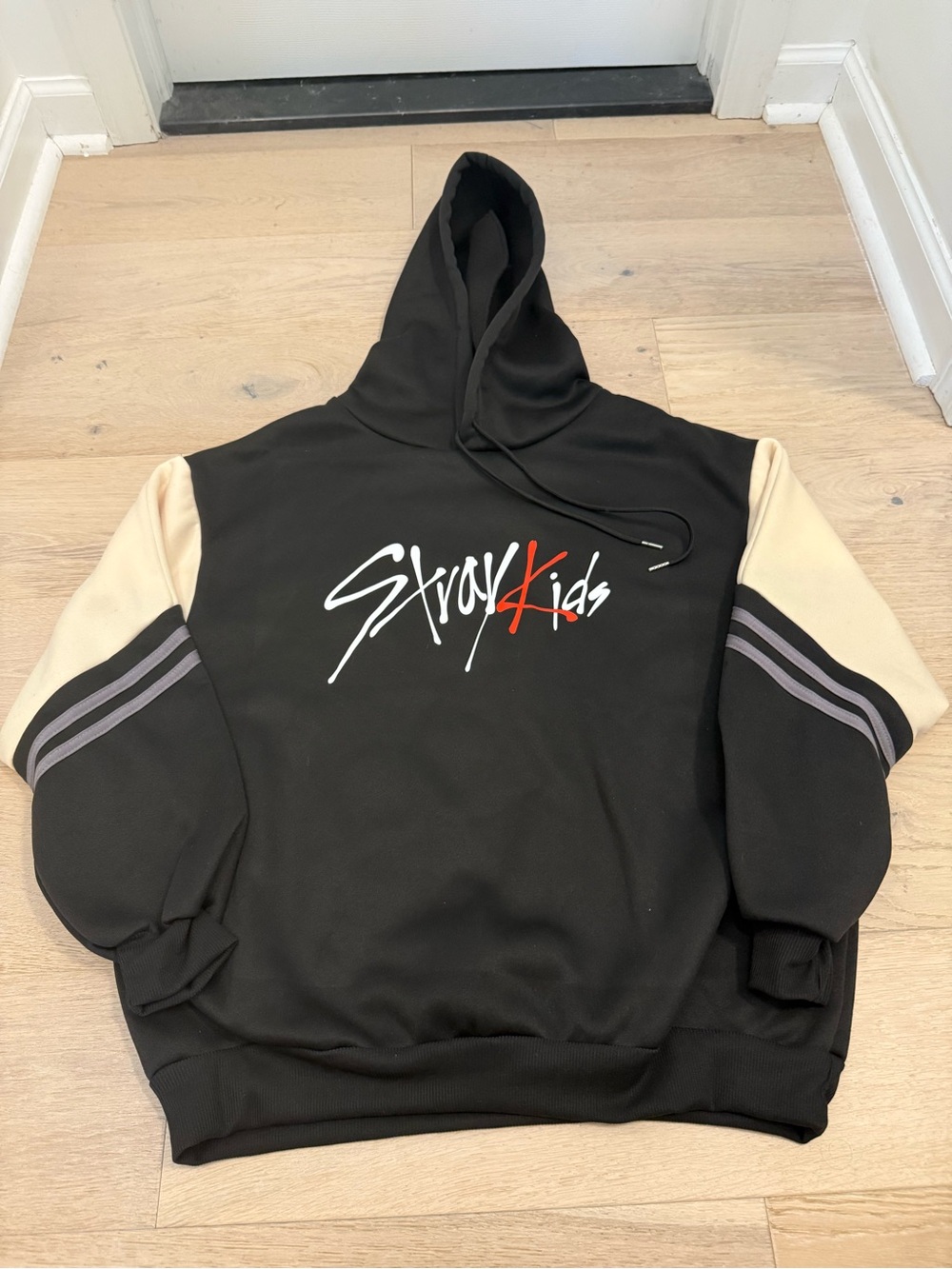 Stray Kids Black & Cream Hoodie - Graphic Logo Pullover Size Medium Unisex